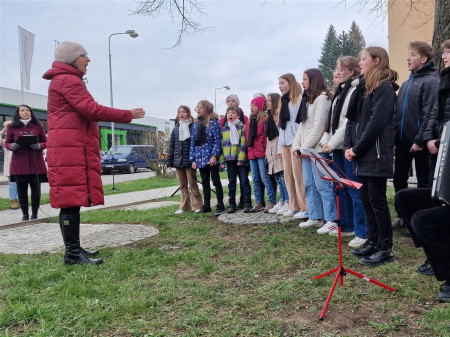 Pěvecký sbor Gaudeamus zpíval na pietním aktu k připomínce výročí vypálení židovské synagogy